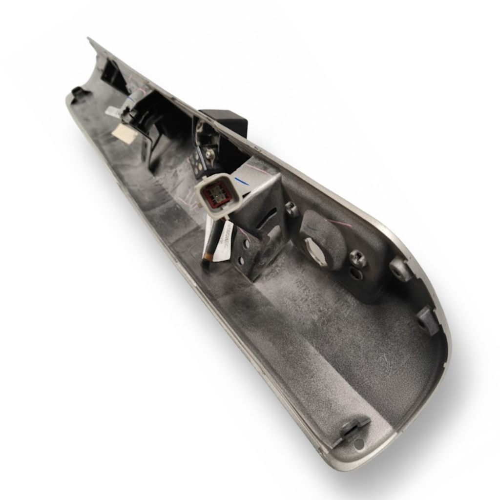 MOLDURA CAJUELA CHEVROLET SUBURBAN/ YUKON/ TAHOE 2007 AL 2014 C/CAMARA DE REVERSA TRAS DESMONTADO ORIGINAL COD. 15893577