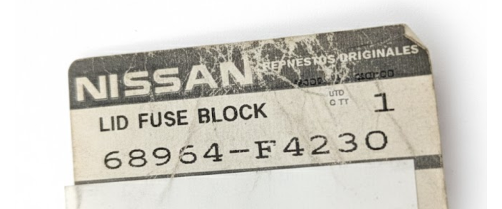 TAPA CAJA FUSIBLES NISSAN TSURU III 2004 AL 2017 L4 1.6L ORIGINAL COD. 68964-F4230
