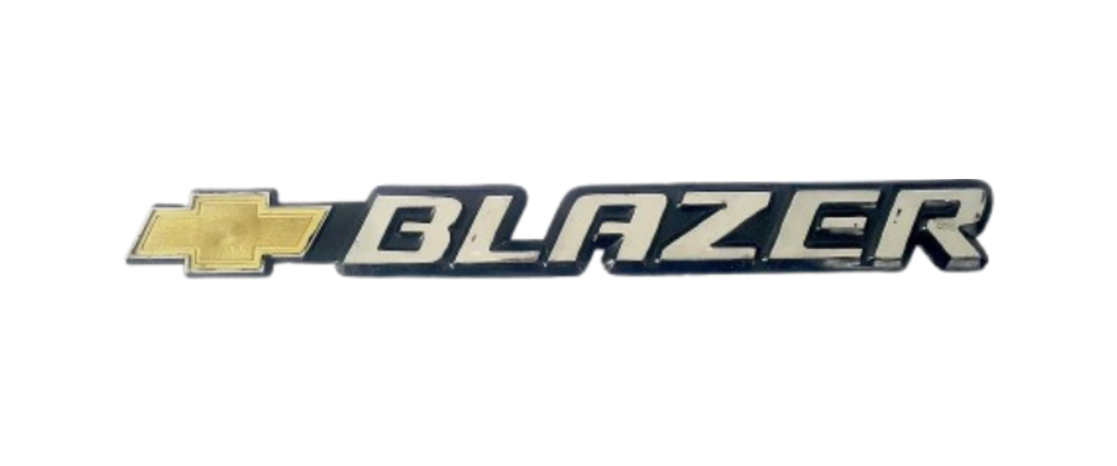 [BLCHEINLEL] INSIGNIA ORIGINAL PUERTA LETRAS CHEVROLET BLAZER DE 1995 AL 2004 C/ADHERIBLE 31X3CM CROM C/BASE NEG 1 PZA ( C-066)
