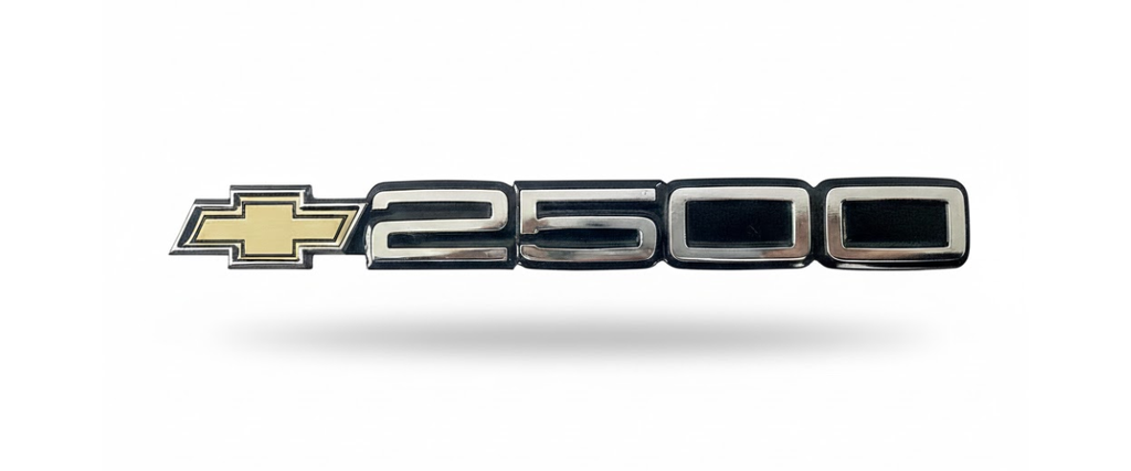 [25CHEIN99LEL] INSIGNIA CHEVROLET 2500 CHEYENNE/SILVERADO 1999 AL 2005 LETRAS LAT ( C-070)
