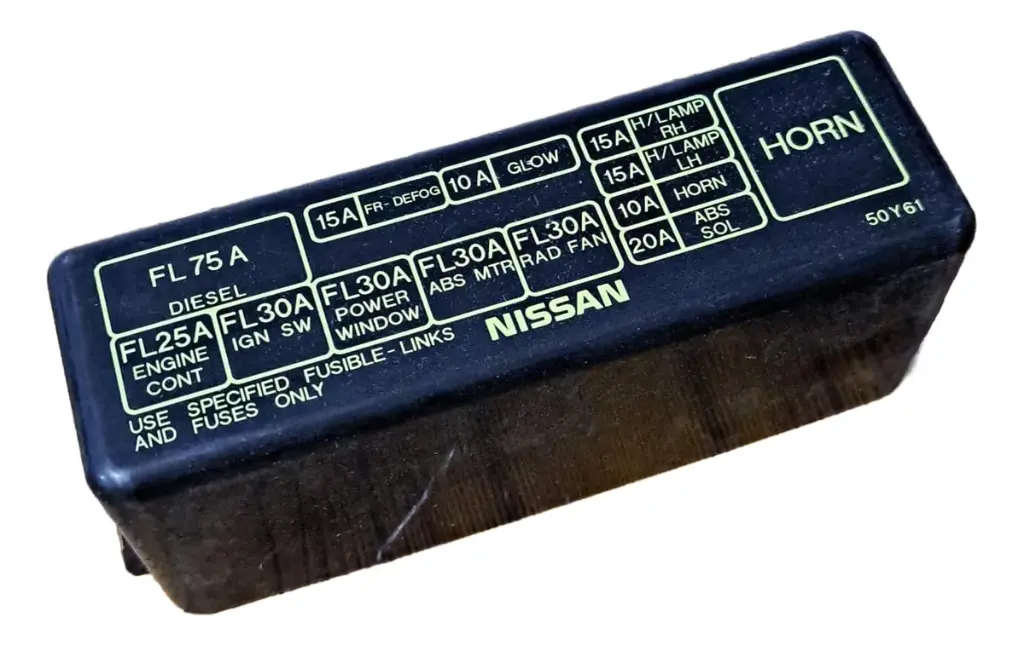 TAPA DE FUSIBLES NISSAN TSURU 1993 AL 2017 ORIGINAL