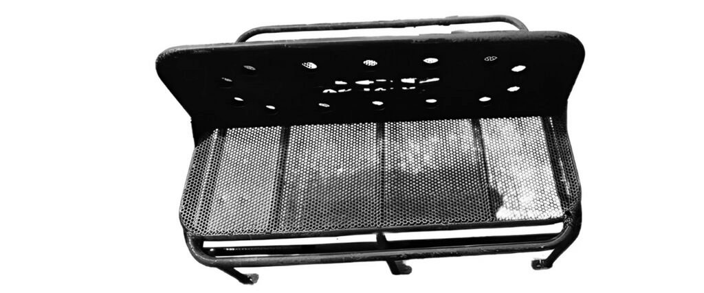 BANCA ASIENTO METALICO DOBLE CARA C/RESPALDO CENTRAL PARA BATEA DE CAMIONETA TIPO PATRULLA 102X79X73